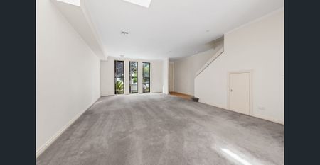 Sunny and spacious! - Photo 2