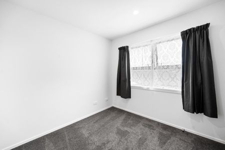 Step inside this beautifully refurbished three-bedroom, one-bathroom home perched in a prime central location. - Photo 2