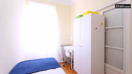 Double bed in Room in a shared 6-bedroom apartment for rent in Ibiza, Madrid - Photo 2