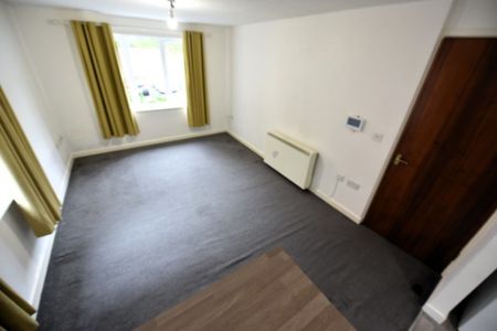 2 bedroom Flat in Flat 10, Leeds - Photo 2