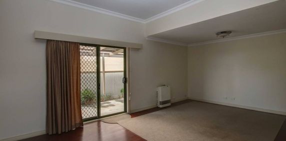 Central three bedroom unit - Photo 2