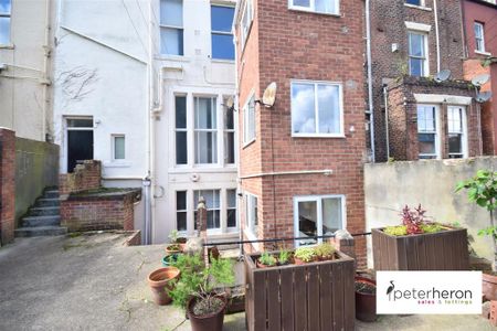 3 bedroom flat to rent - Photo 4