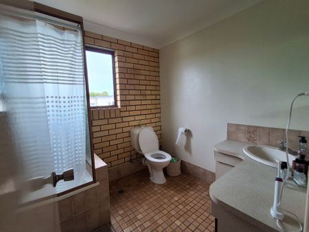 Charming Townhouse in Heart of Redcliffe - Photo 2