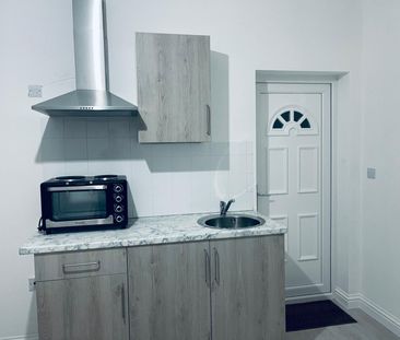 Self contained studio next to Gants hill tube station-£1100 inclusi... - Photo 2