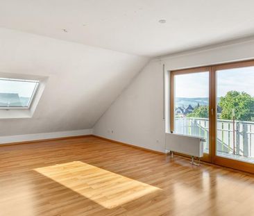 DAXBERG Lichtdurchflutete Wohnung über zwei Etagen mit EBK und Balkon - Foto 1