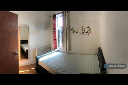 4 bedroom end of terrace house to rent - Photo 3