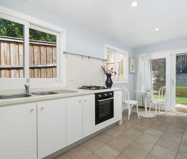 Charming 2 Bedroom Cottage in Balmain Village Location - Photo 5