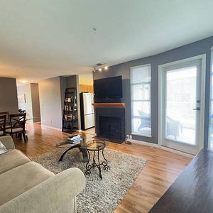 Spacious Kitsilano 2 bedroom | 2 bath - Photo 2