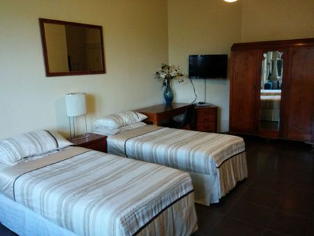 ABSOLUTELY STUNNING STUDIO APARTMENT. - Photo 3