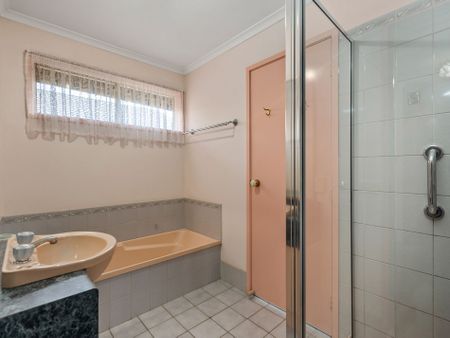 Spacious Family Home in Wangaratta VIC! - Photo 5