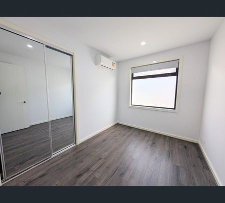 5/69 Danwview Crescent, Roxburgh Park, Vic 3064 - Photo 2