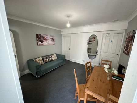 ROOM 3: 18 Rupert Road, GU2 7NE - Photo 4