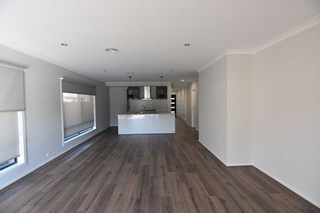MODERN & SPACIOUS 4 BEDROOM HOME! - Photo 5