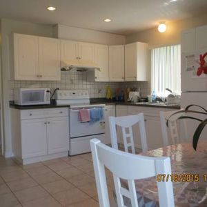 $800 / 1br - fully furnished on main floor, steps to UBC bus, Langara - Photo 2