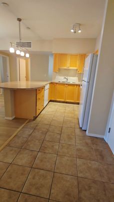 FREE 1 month rent 2-Bedroom + Den, 2-Bathroom Condo - Photo 1