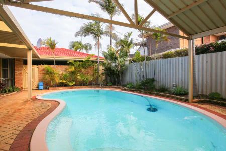 “Family Oasis with Pool in Quiet Leeming Cul-de-Sac” - Photo 4
