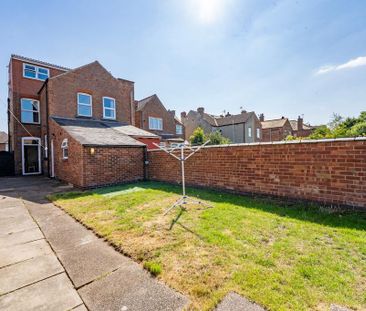 4 bedroom semi-detached house to rent - Photo 3