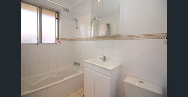 Air conditioning, no carpet, excellent location! - Photo 1