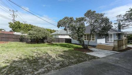 Spacious Home - Photo 2