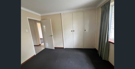 Villa in a perfect location with good size backyard and a lock up garage - Photo 3