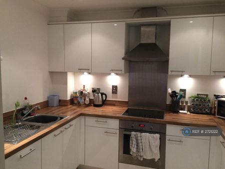 2 bedroom flat to rent - Photo 2