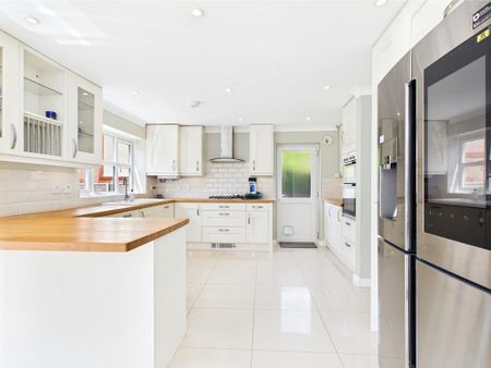 4 bedroom detached house to rent - Photo 4