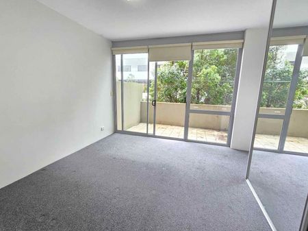 Modern Two Storey Apartment in Maroubra Junction - Photo 2
