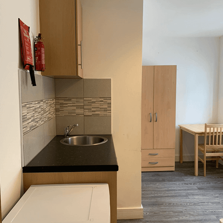 Ensuite/Studio room close to ilford station - ideal for single working person - Photo 3