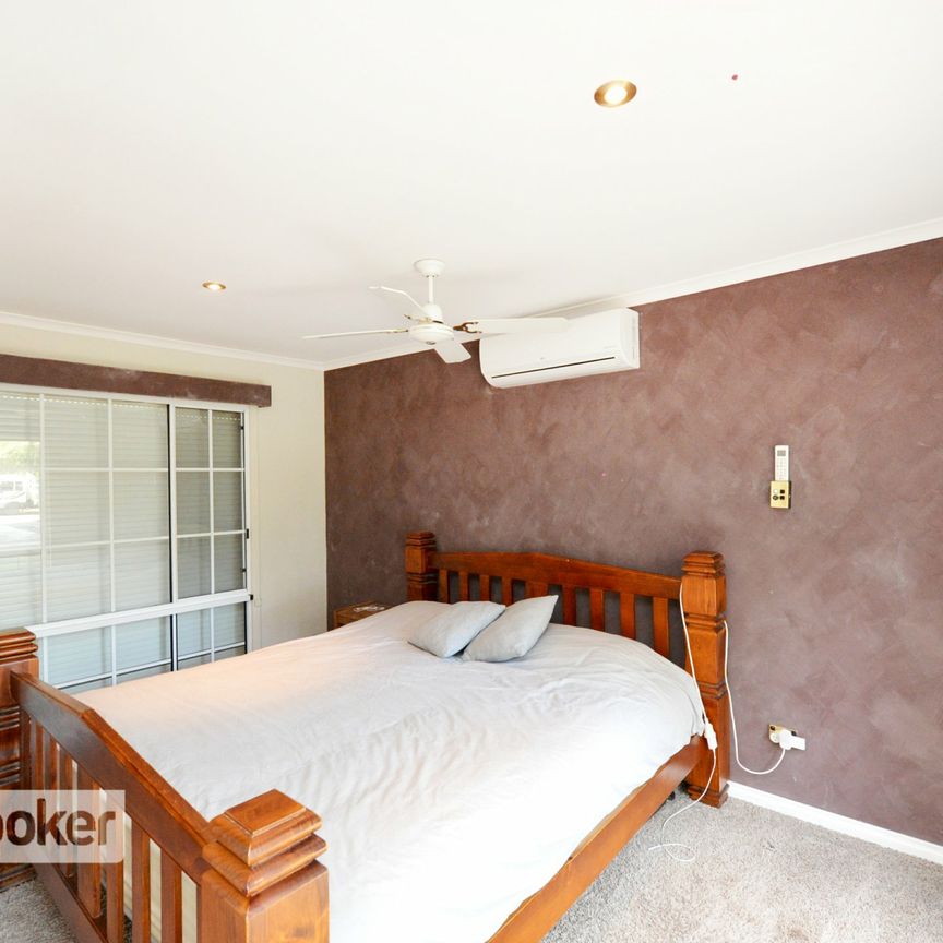 3 BEDROOM,2 BATHROOM HOUSE IN BRAITLING WITH LARGE YARD AND POOL. - Photo 1