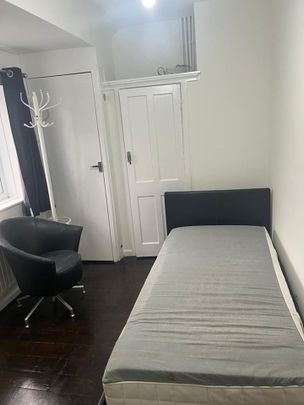 5 Bed Terraced House, Hoylake Road, W3 - Photo 1