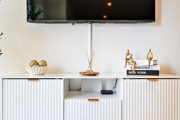 2 Bed Flat, Juniper Drive, SW18 - Photo 1