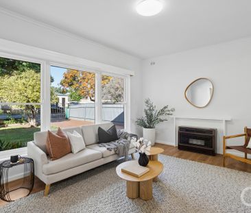 Open the door to timeless charm & flexible family living - Photo 3