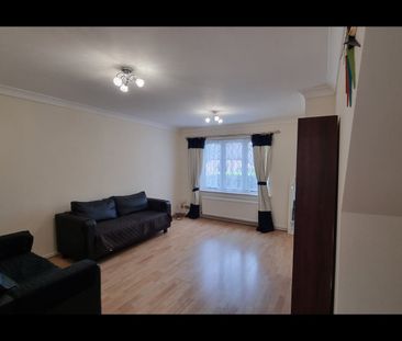 3 Bed Semi-Detached House, Gables Close, SE12 - Photo 4