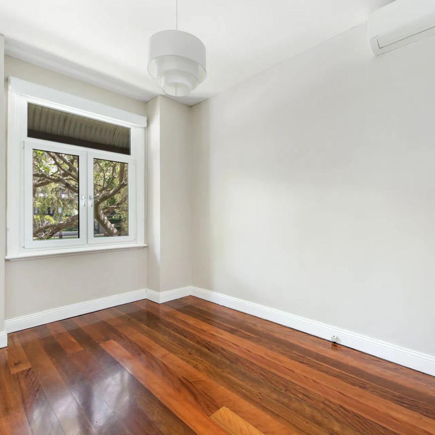 Spacious semi with sunny courtyard - Photo 1