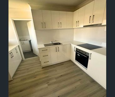 Refurbished Over 55's Unit with Courtyard - Photo 3