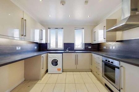 Monarch Drive, Beckton, E16 - Photo 4