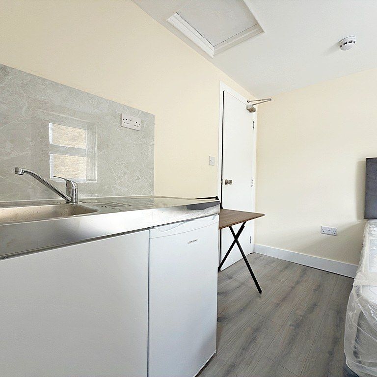 Bell Road, TW3, Hounslow - Photo 1