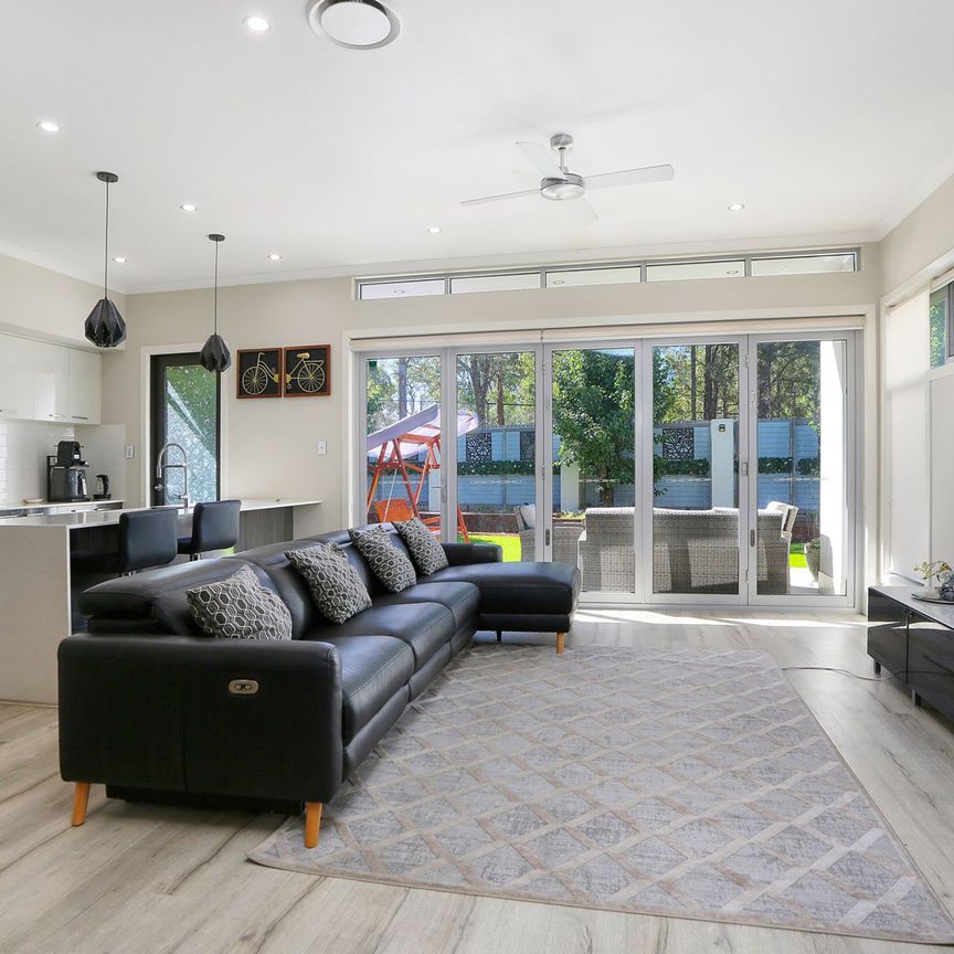 Spacious Modern Home -Walk to Metro & Rouse Hill Town Centre !! - Photo 1