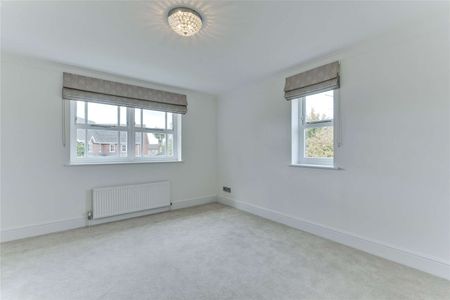 A large five bedroom family home set in a sought after residential development close to Cobham Free School and ACS Cobham. - Photo 5