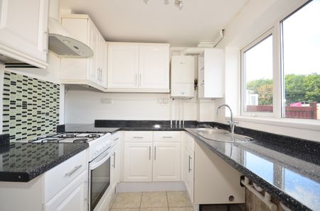 3 bedroom terraced house to rent - Photo 4