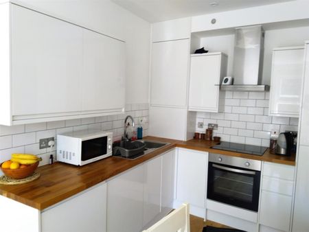 2 bedroom Flat To Let - Photo 4