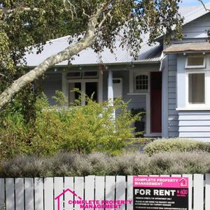 Full of Charm and so close to town! - Photo 3