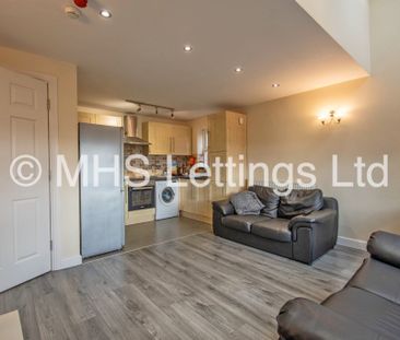 3 Bedroom Flat for rent in Broomfield Crescent - Photo 2