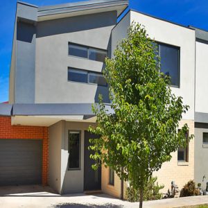Stylish Townhouse Living in a Prime Brunswick Location - Photo 3
