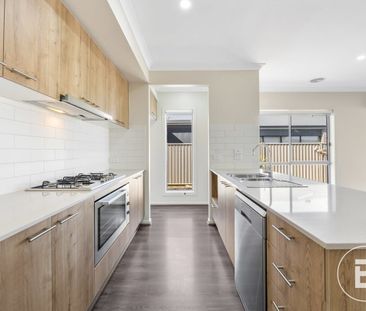 MODERN FOUR BEDROOM FAMILY HOME IN DESIRED SUBURB - Photo 5