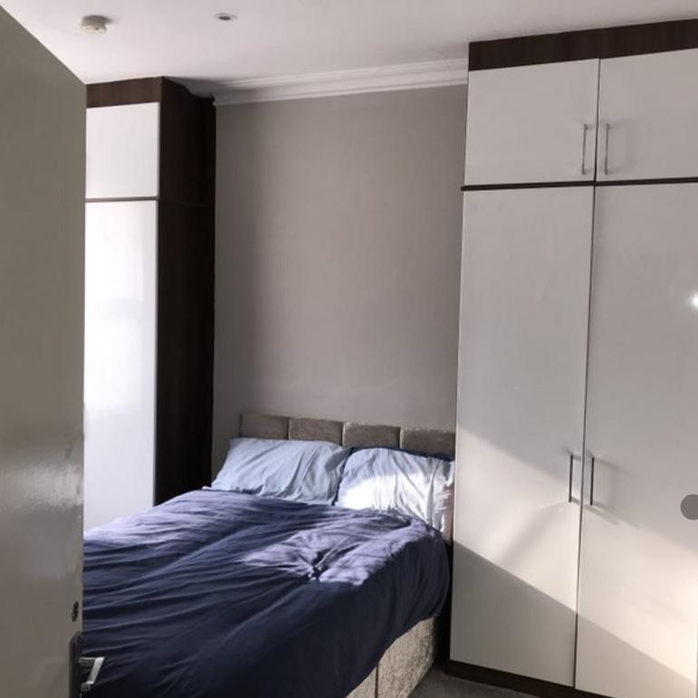1 bedroom in a flat share to rent - Photo 1