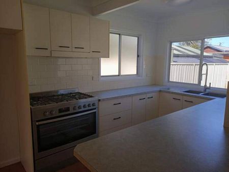 Three bedroom home in great location - Photo 5