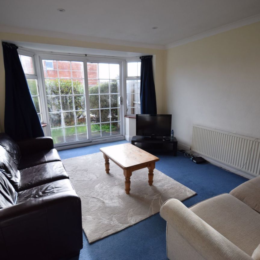 4 Bedroom House To Rent in Ensbury Park - £2,800 pcm Tenancy Info - Photo 1