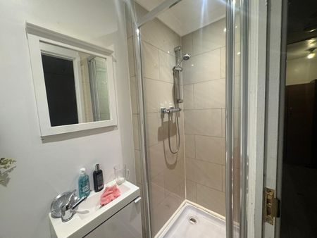 Room in a Shared House, Shipman Road, E16 - Photo 2