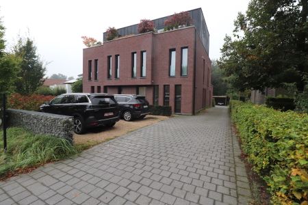 Gelijkvloers 2-slaapkamerappartement met ruim terras, carport en berging. - Foto 5